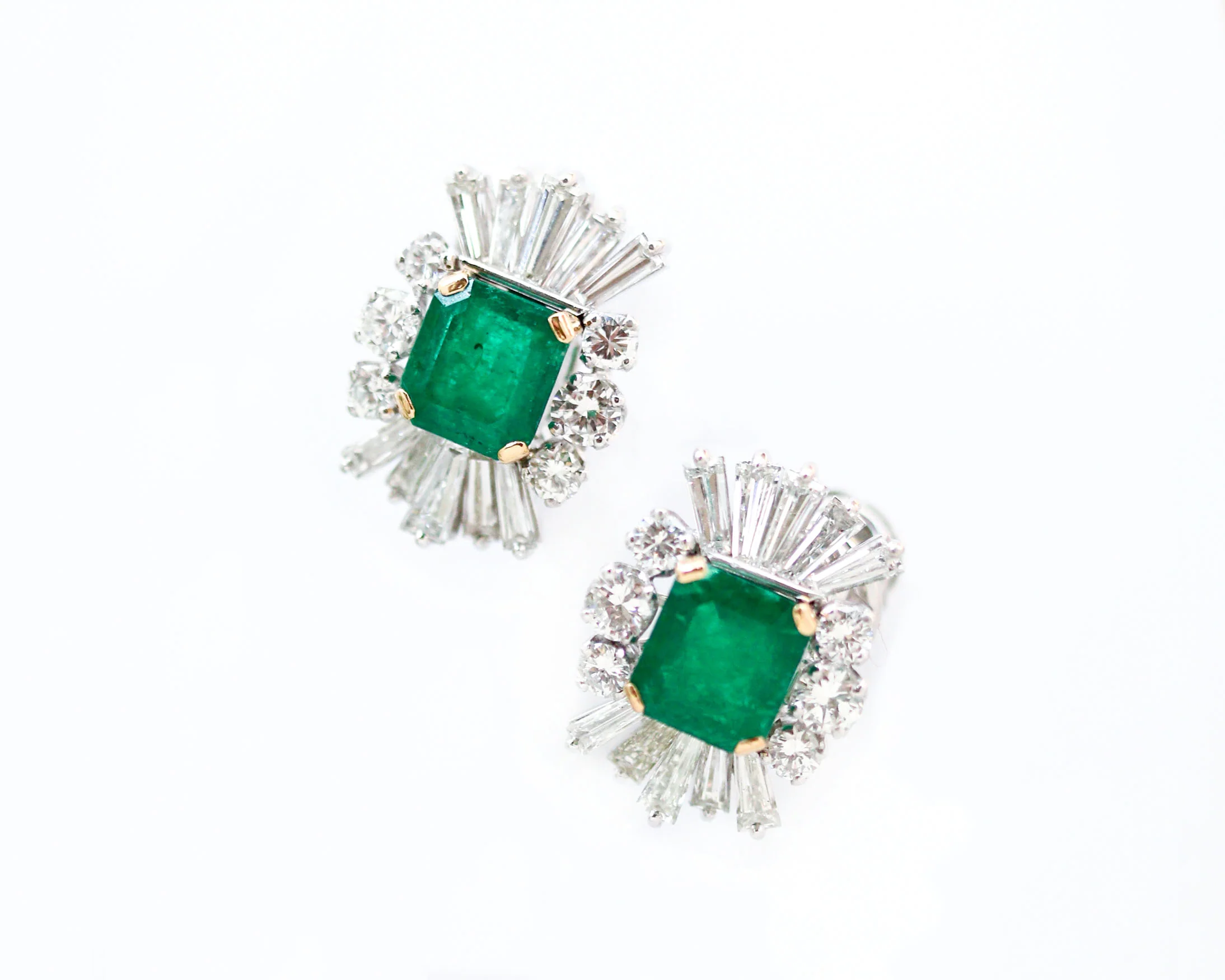 Paire de boucles d'oreille 1950 cocktail Emeraude et Diamants - Image 7