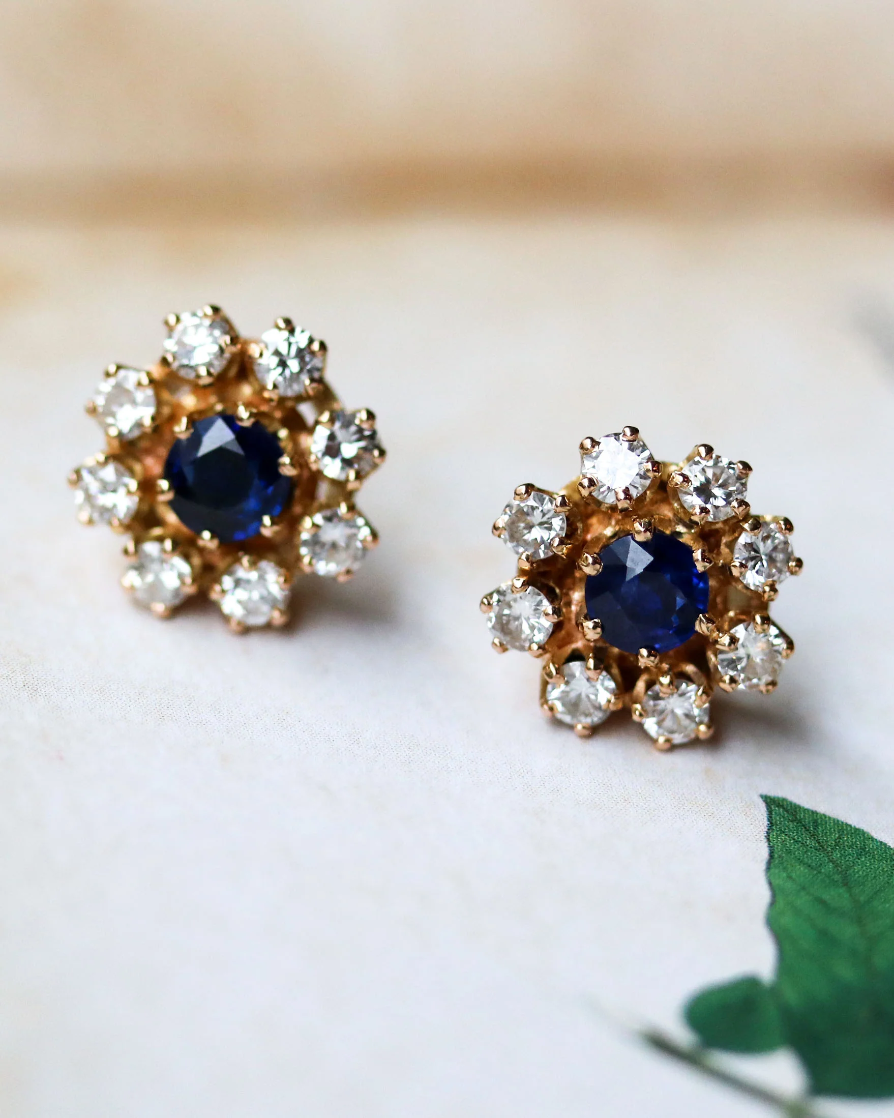 Paire de Boucles d'Oreilles Marguerite Saphir et Diamants