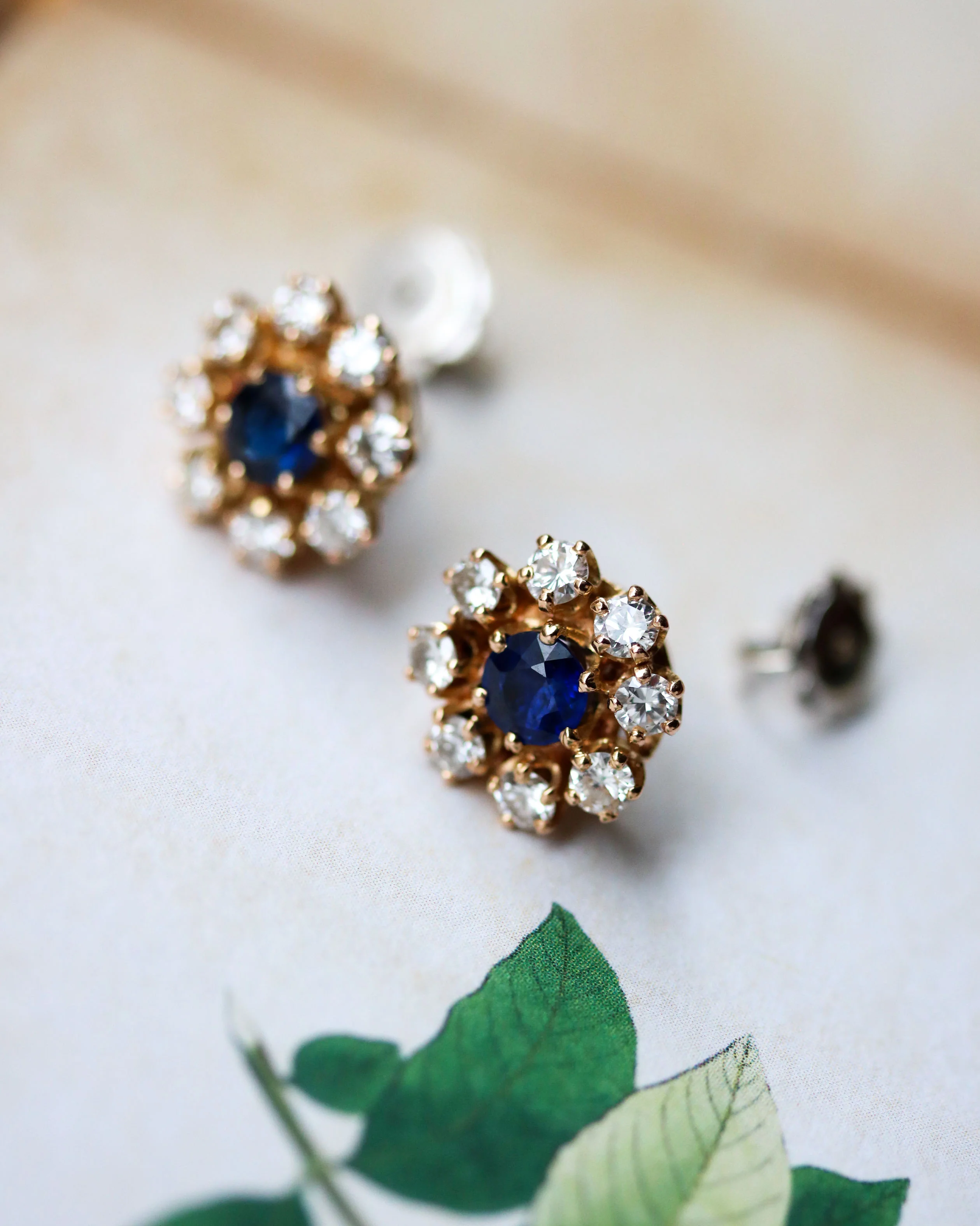 Paire de Boucles d'Oreilles Marguerite Saphir et Diamants - Image 3
