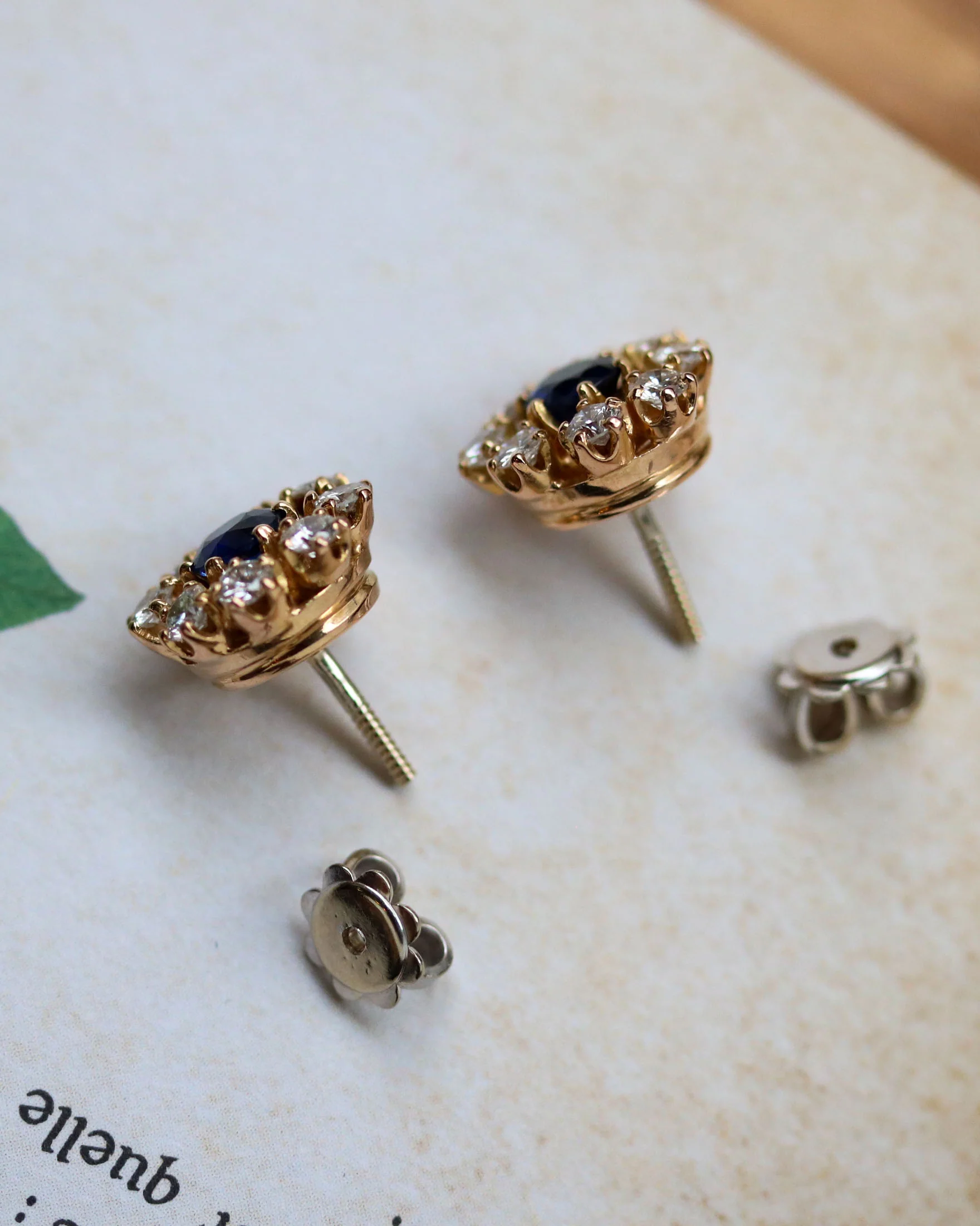 Paire de Boucles d'Oreilles Marguerite Saphir et Diamants - Image 4
