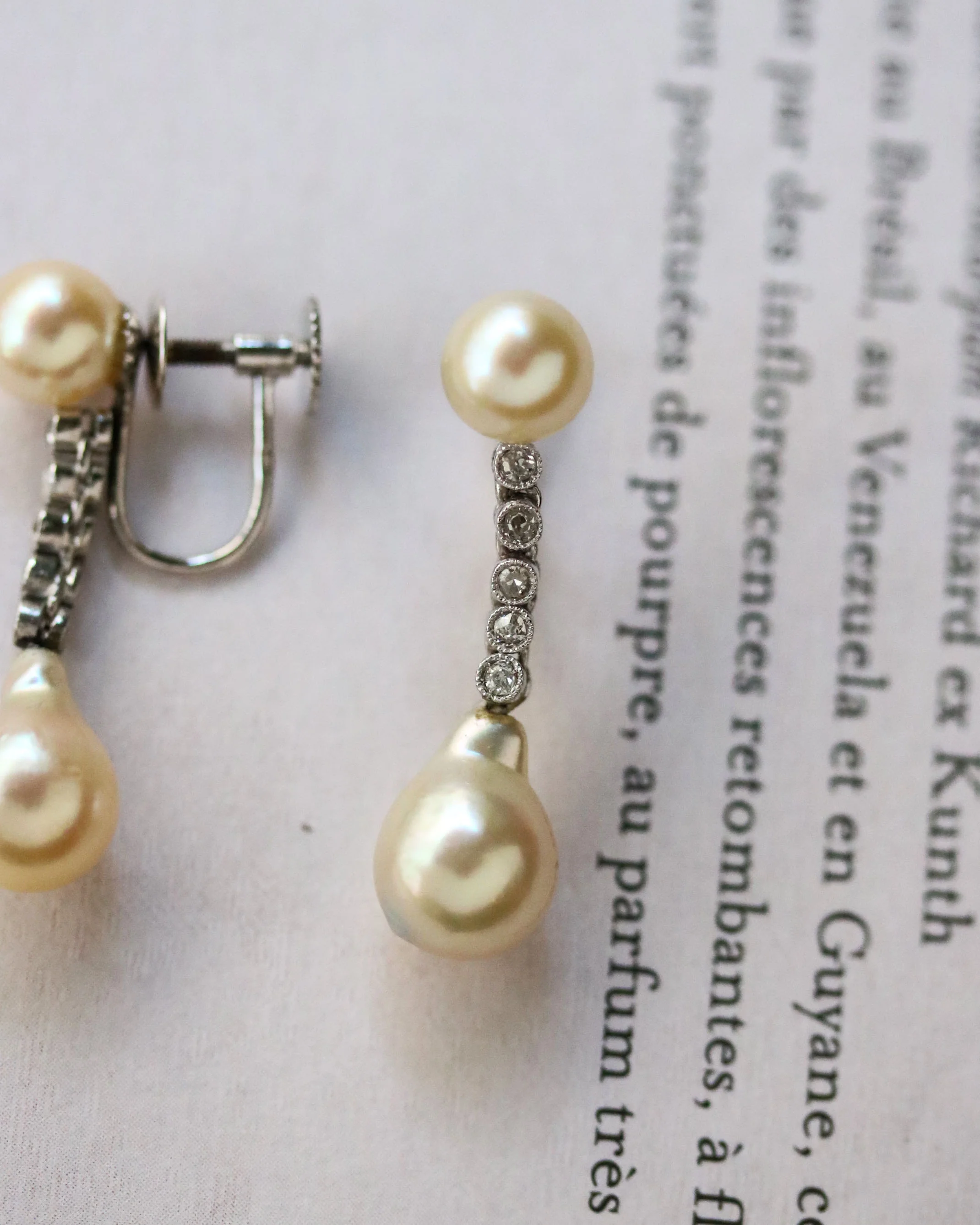 Paire de Boucles d'Oreilles Pendantes Perles, Diamants et Or Blanc - Image 3