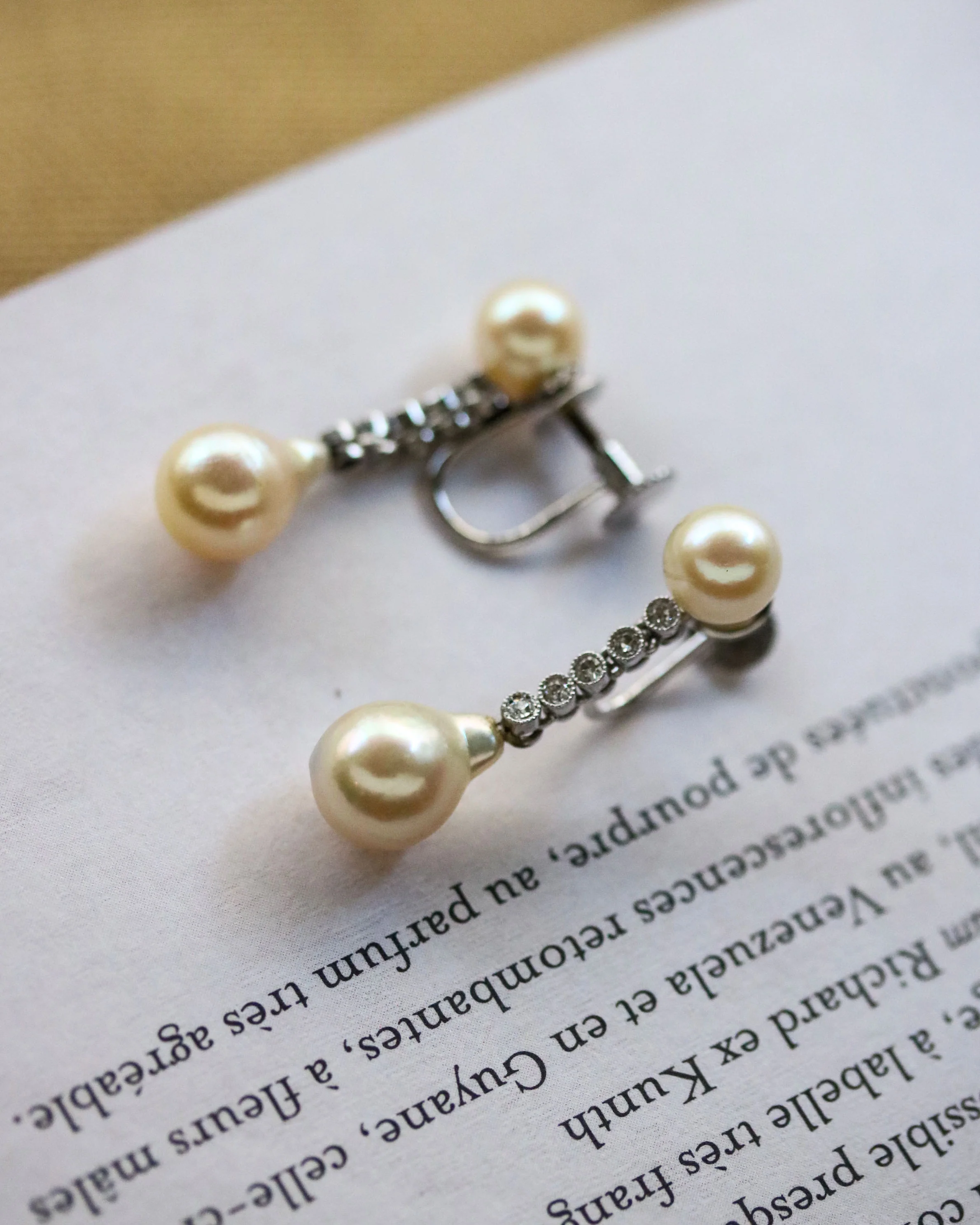 Paire de Boucles d'Oreilles Pendantes Perles, Diamants et Or Blanc - Image 4