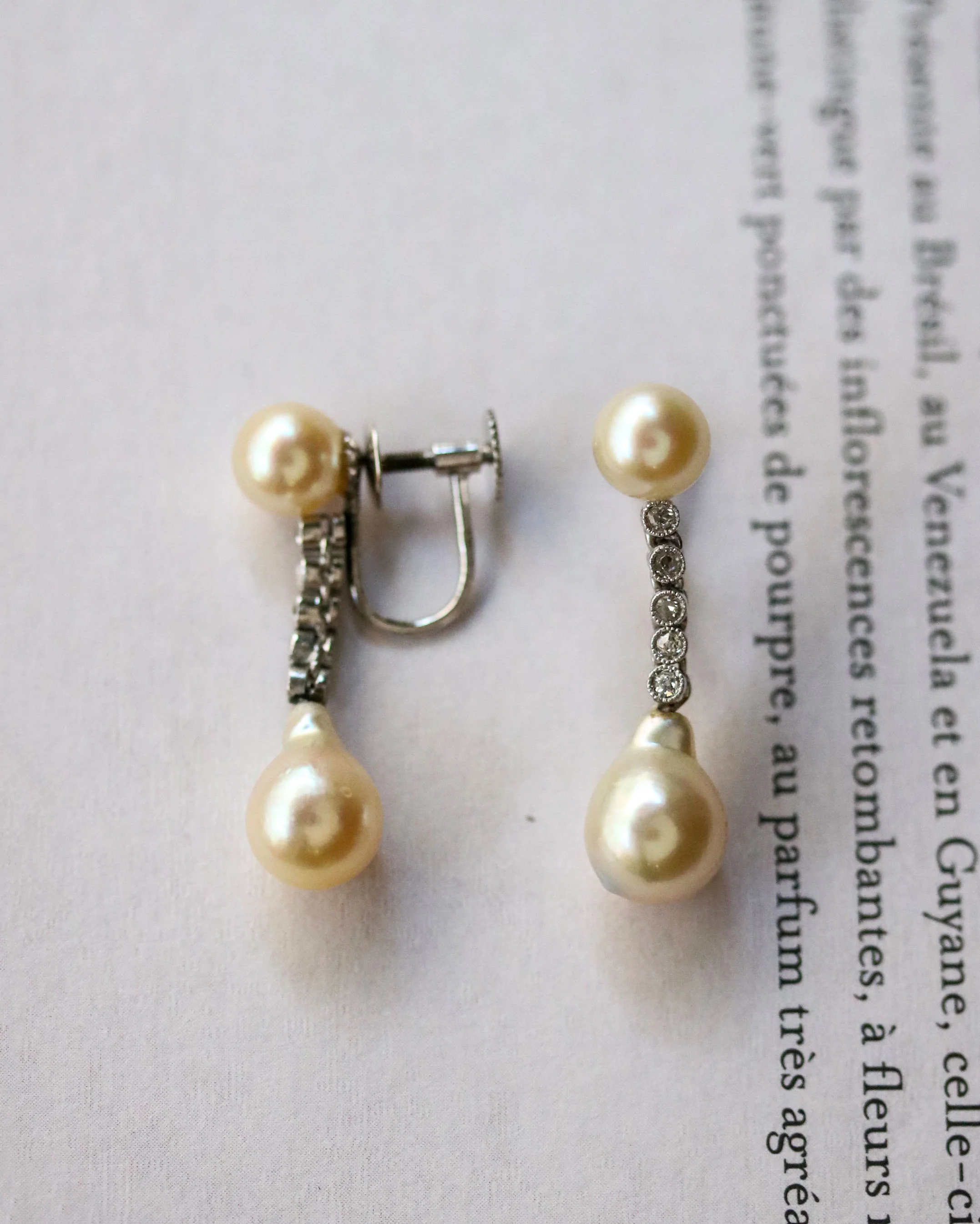 Paire de Boucles d'Oreilles Pendantes Perles, Diamants et Or Blanc - Image 5