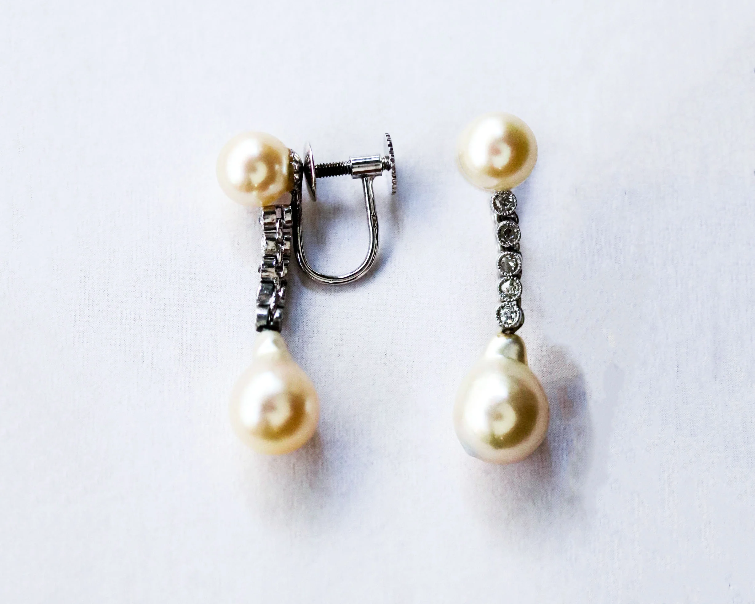 Paire de Boucles d'Oreilles Pendantes Perles, Diamants et Or Blanc - Image 6