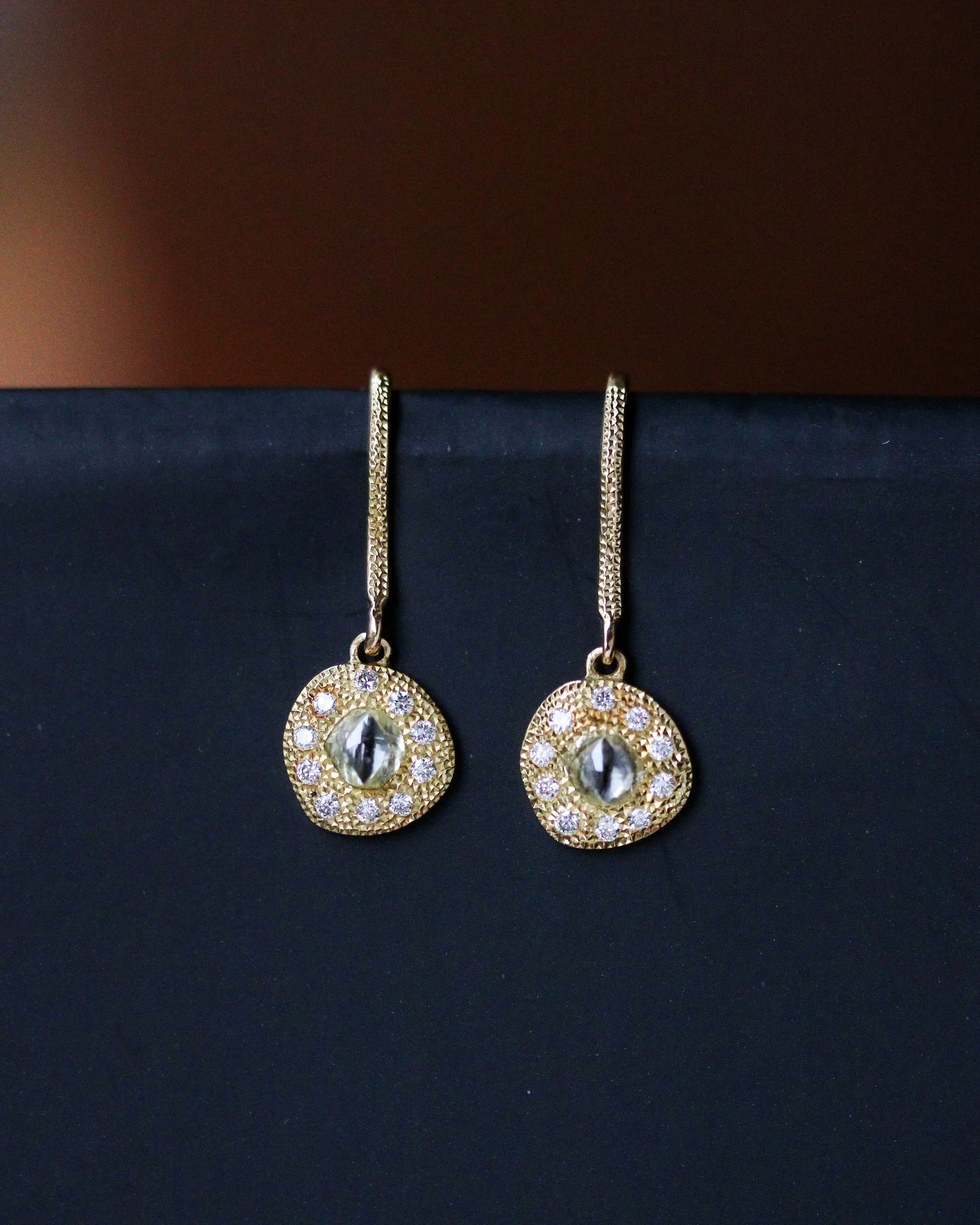 Paire de Boucles d'Oreilles Talisman Signées De Beers Or et diamants