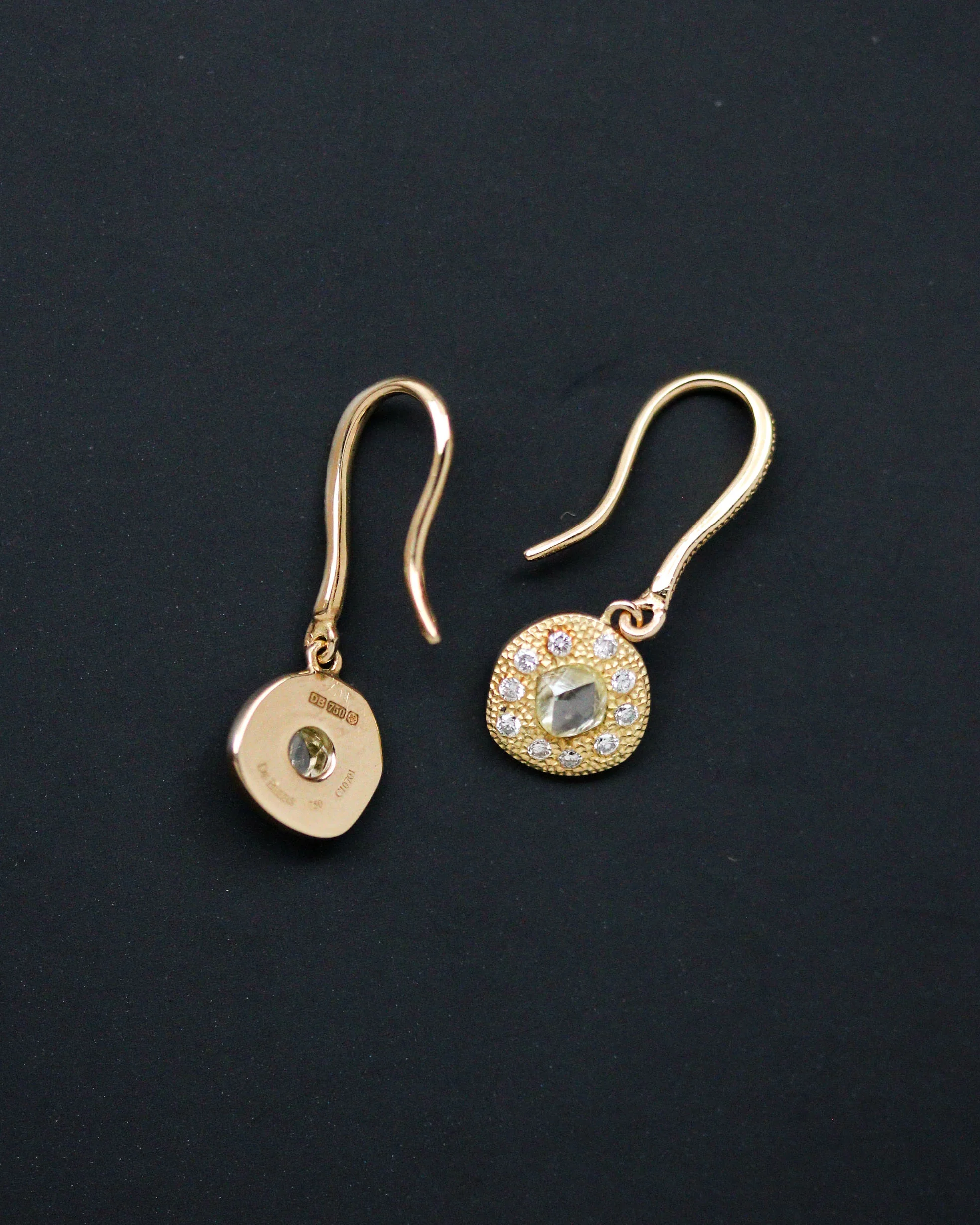 Paire de Boucles d'Oreilles Talisman Signées De Beers Or et diamants - Image 2