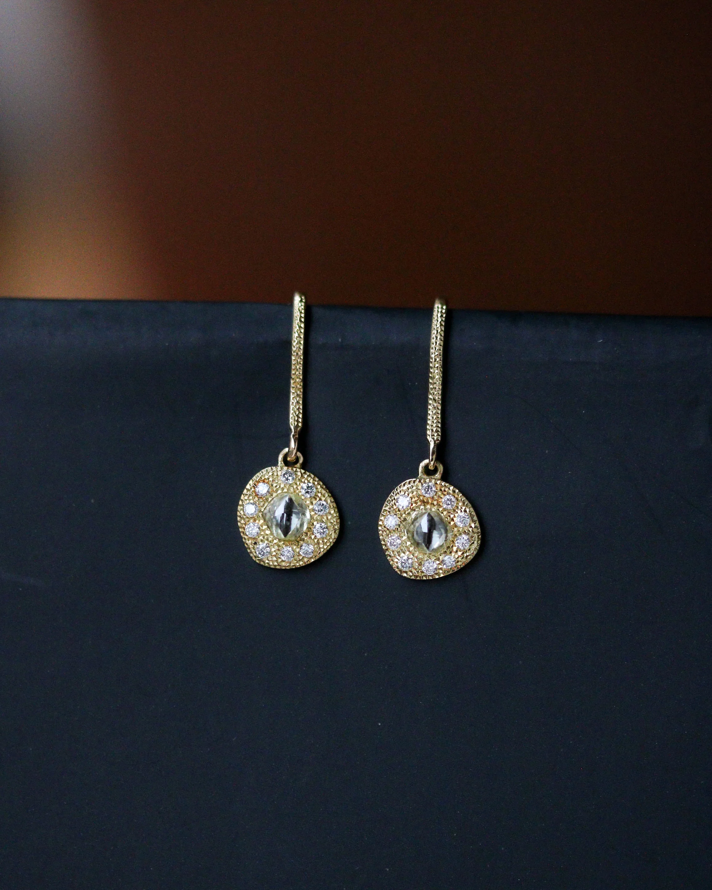 Paire de Boucles d'Oreilles Talisman Signées De Beers Or et diamants - Image 3