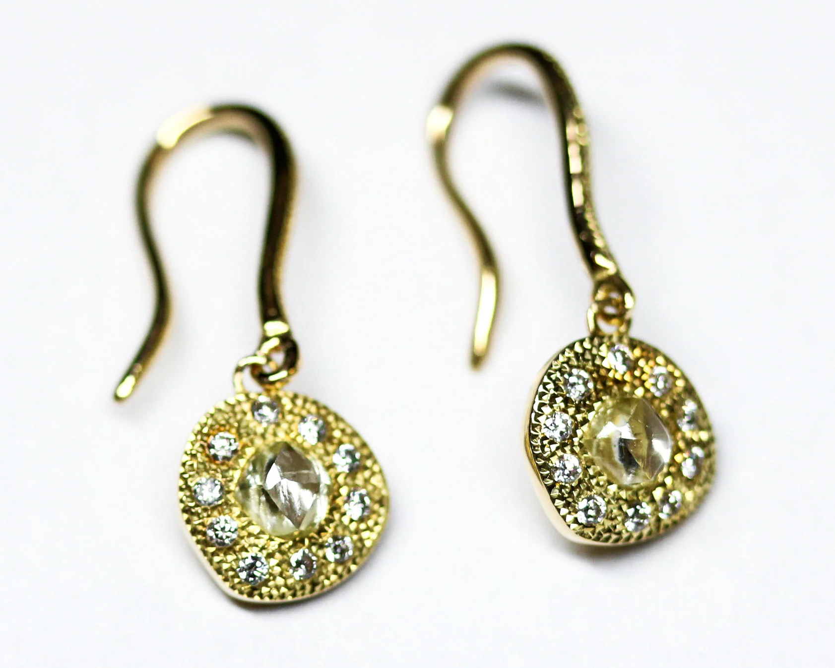 Paire de Boucles d'Oreilles Talisman Signées De Beers Or et diamants - Image 4