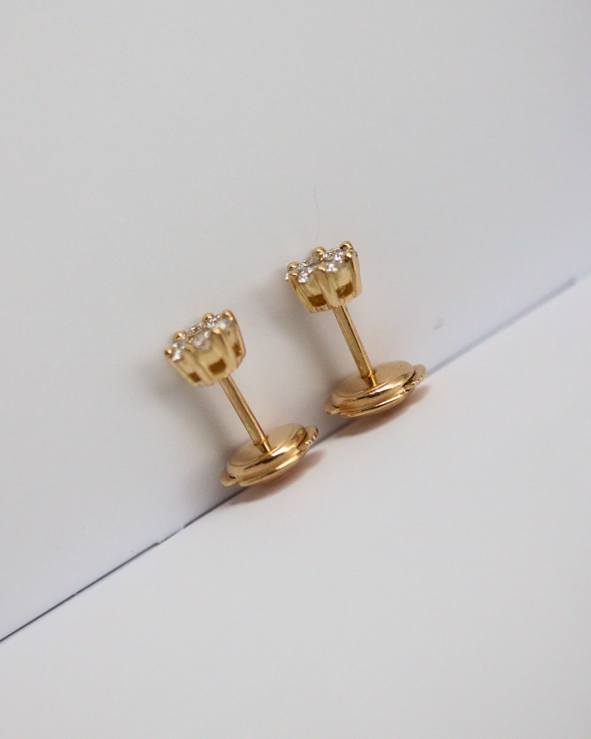 Paire de Puces d'oreilles Marguerite Or Jaune et Diamants - Image 3