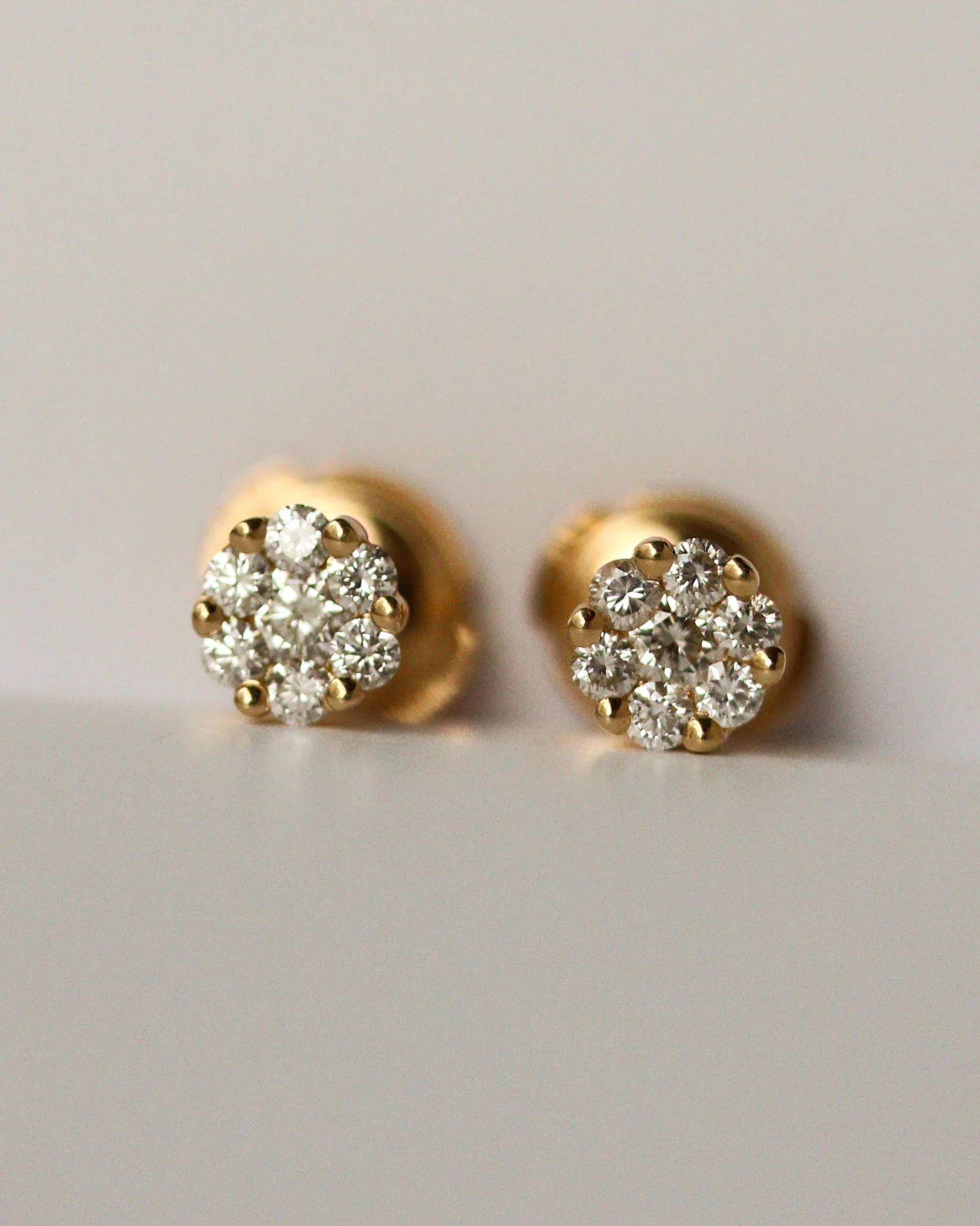 Paire de Puces d'oreilles Marguerite Or Jaune et Diamants - Image 4