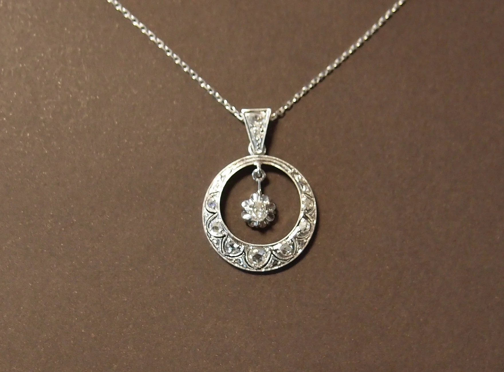 Pendentif Art Déco or gris , platine et diamants