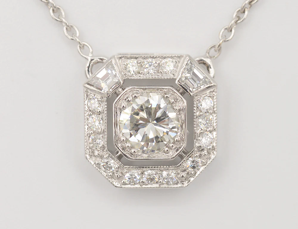 Pendentif Création Benoit Joaillier "Carré Pans Coupés" Diamant 0.57 ct