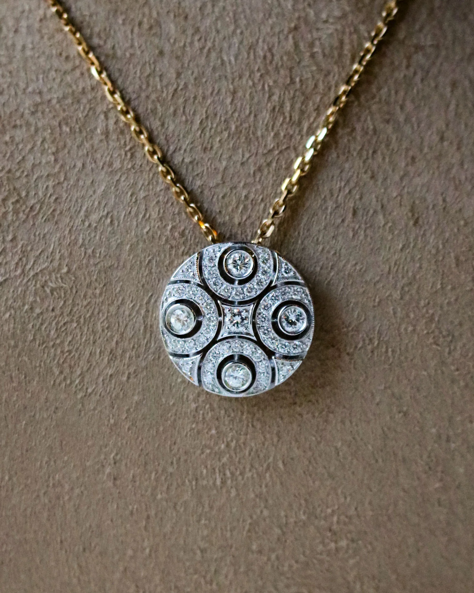 Pendentif Création Benoit Joaillier "Rond Style Art Déco Or blanc et Diamants"