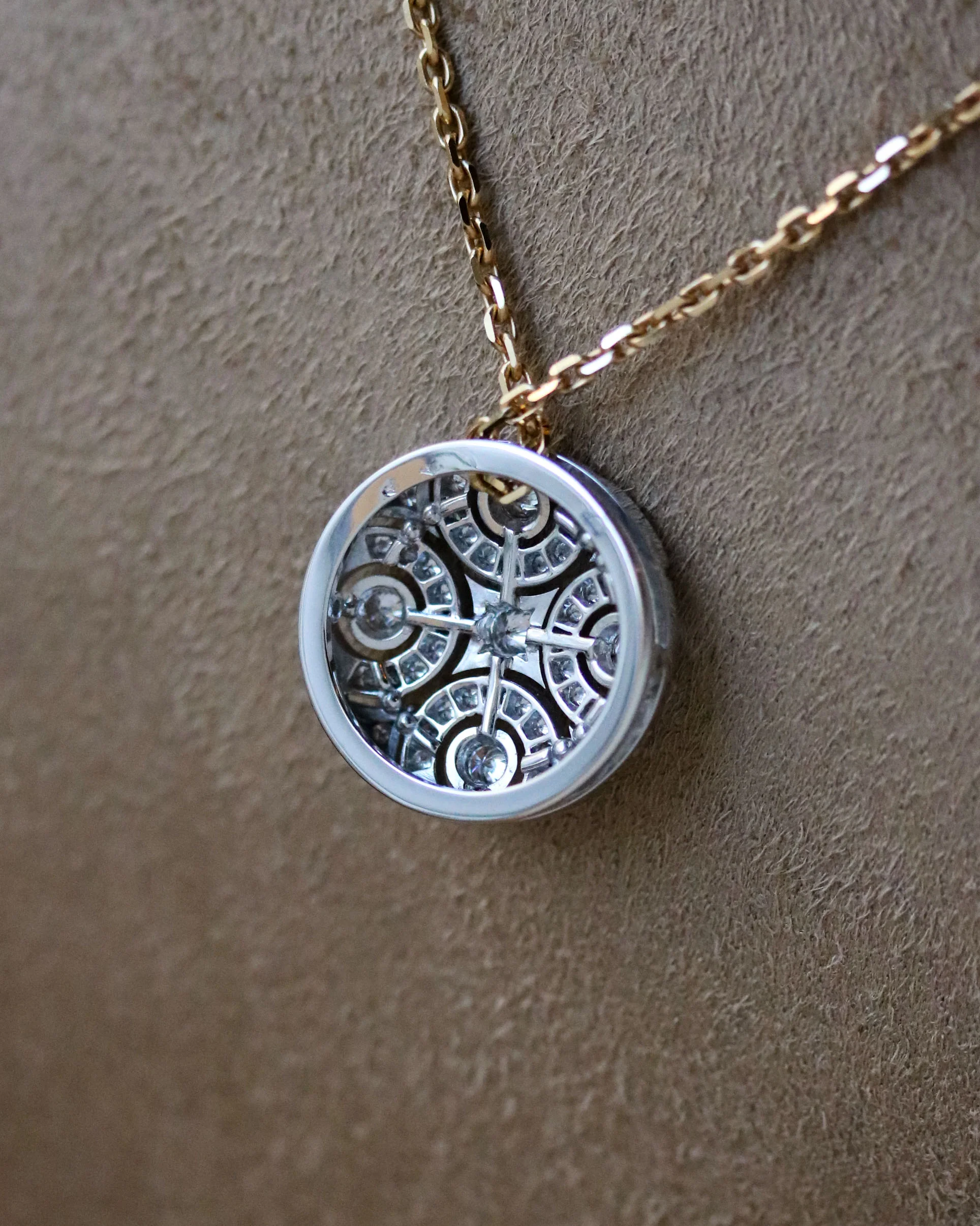 Pendentif Création Benoit Joaillier "Rond Style Art Déco Or blanc et Diamants" - Image 5