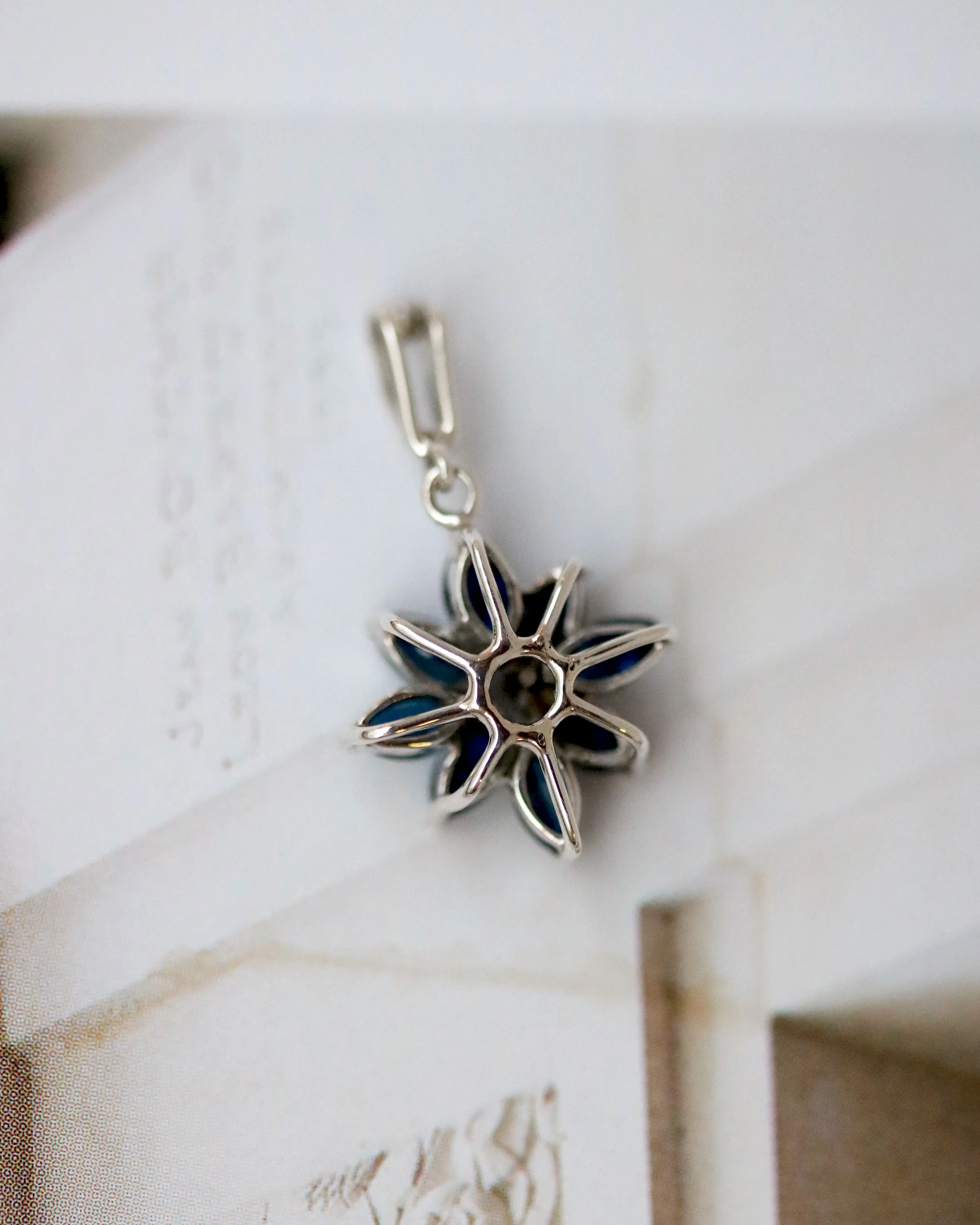 Pendentif Fleur Or Gris et Saphirs Navette - Image 2