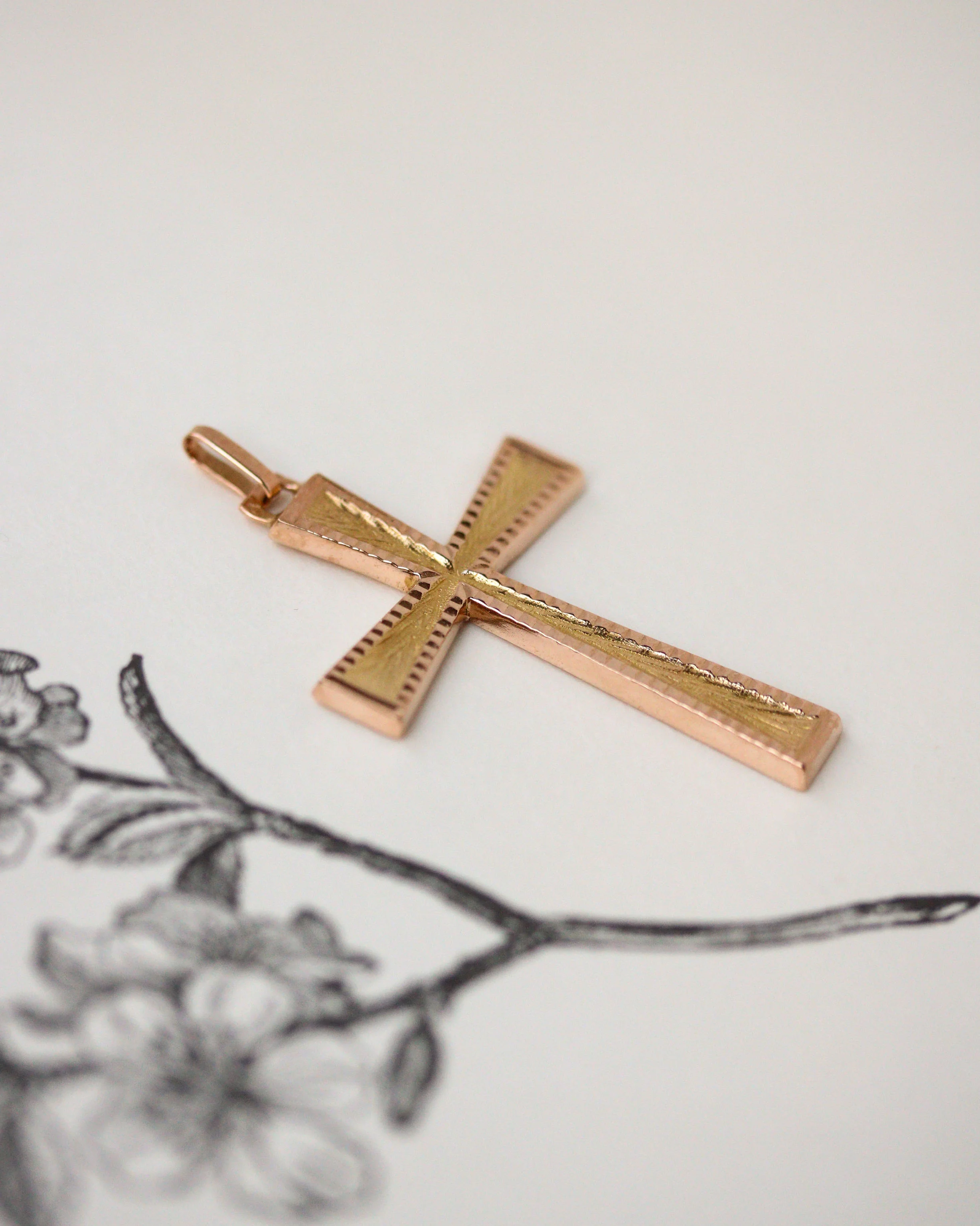 Pendentif Grande Croix Latine plate Ciselée Or rose et jaune - Image 2