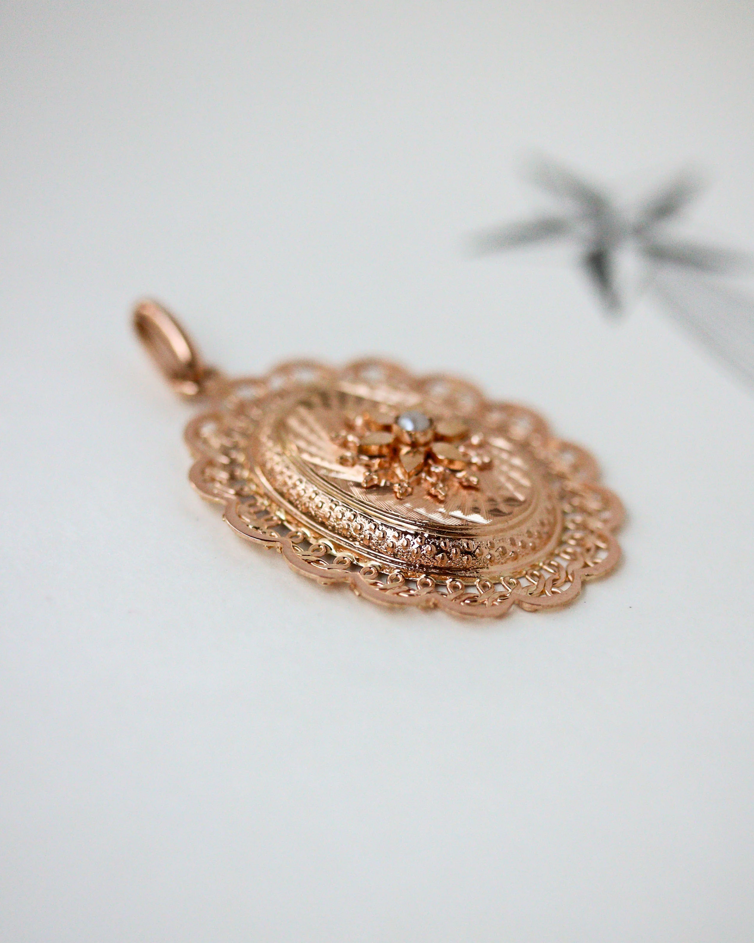 Pendentif Medaillon Or et Perle - Image 2