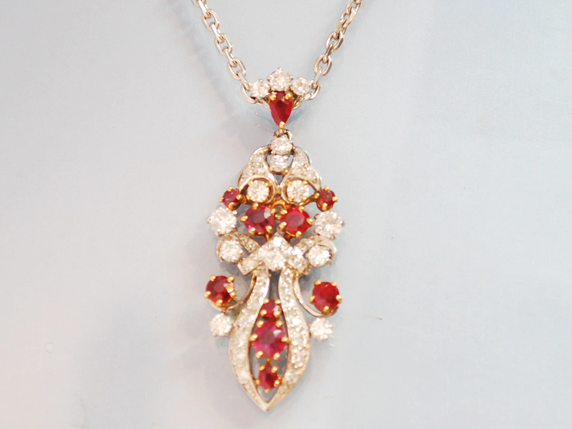 Pendentif or blanc, diamants et rubis
