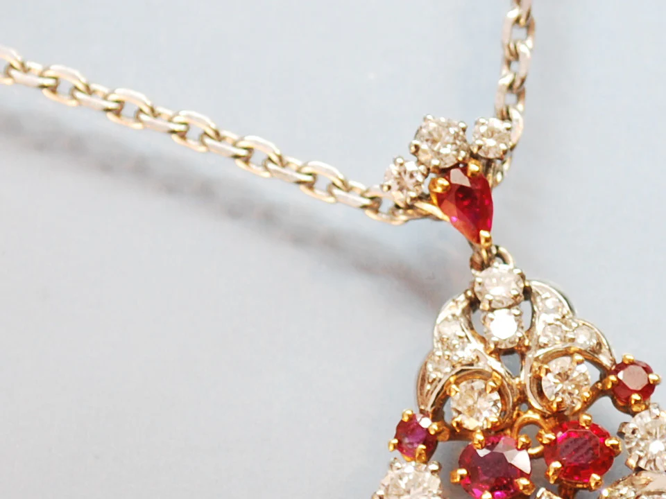 Pendentif or blanc, diamants et rubis - Image 2