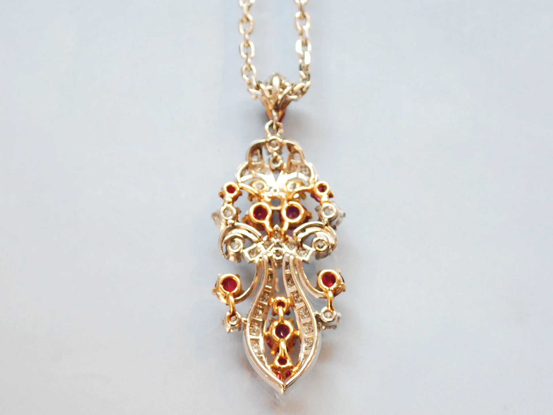 Pendentif or blanc, diamants et rubis - Image 4