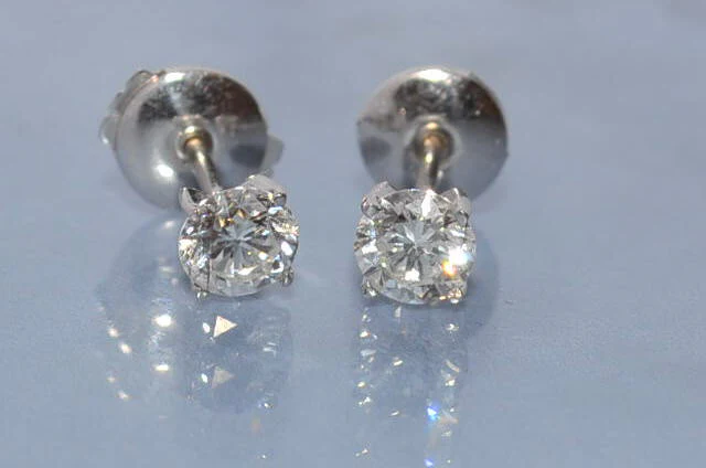 Puce d'oreille diamants 1 carat