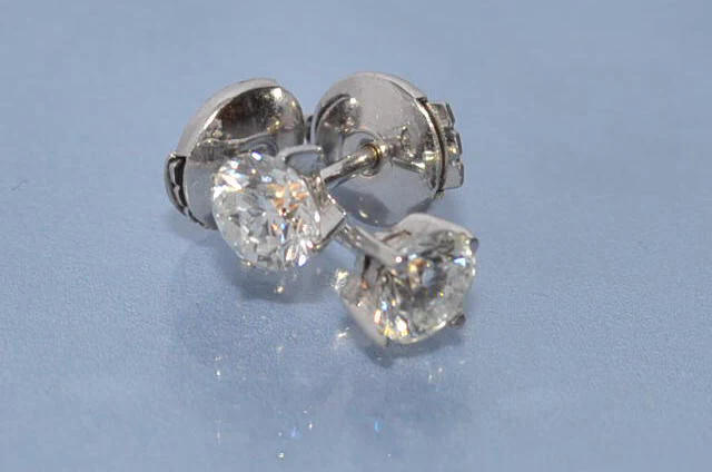 Puce d'oreille diamants 1 carat - Image 4