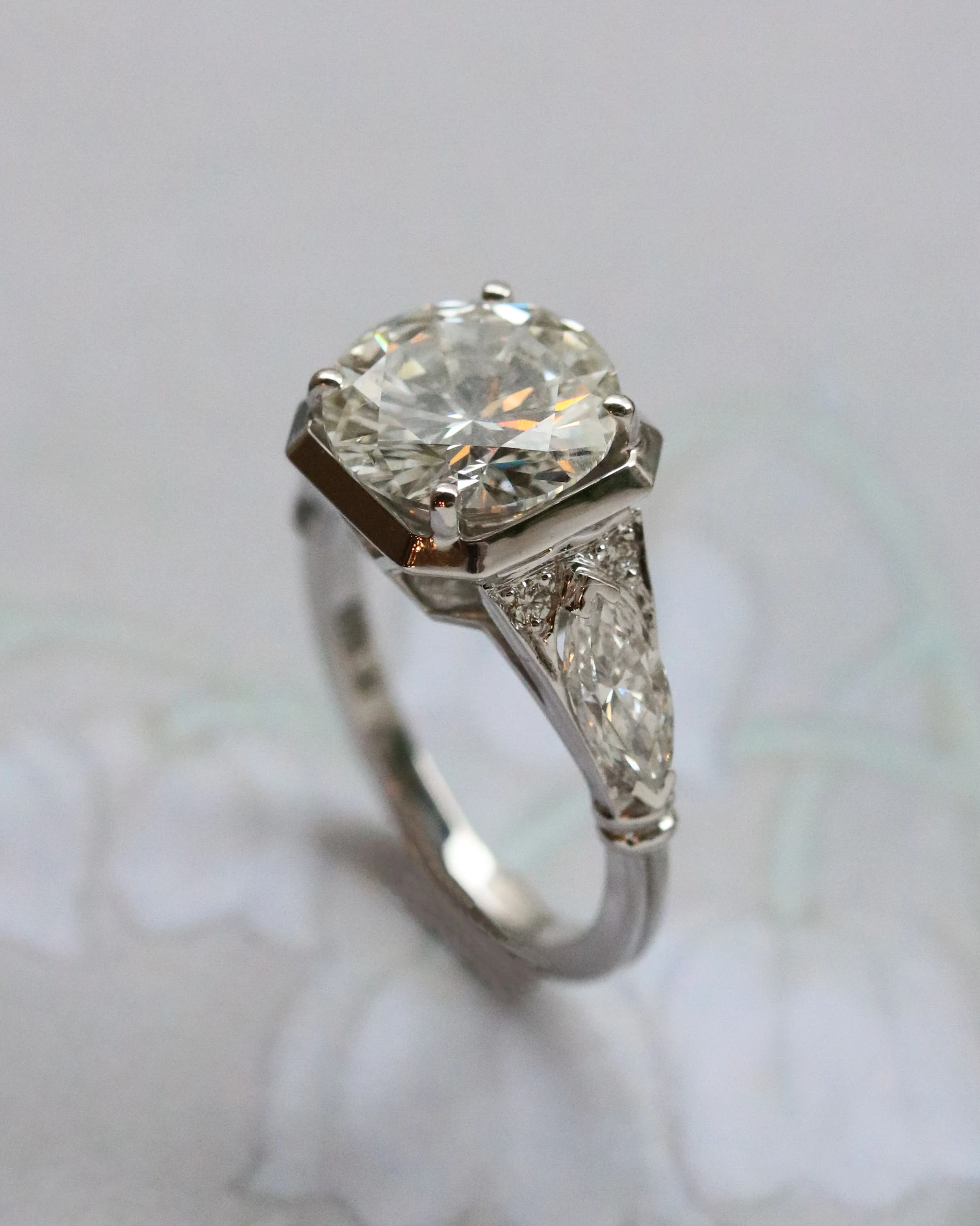 Solitaire Création Benoit "Carré" Joaillier Diamant 3.46 ct G-Si2 épaulé Navettes - Image 3