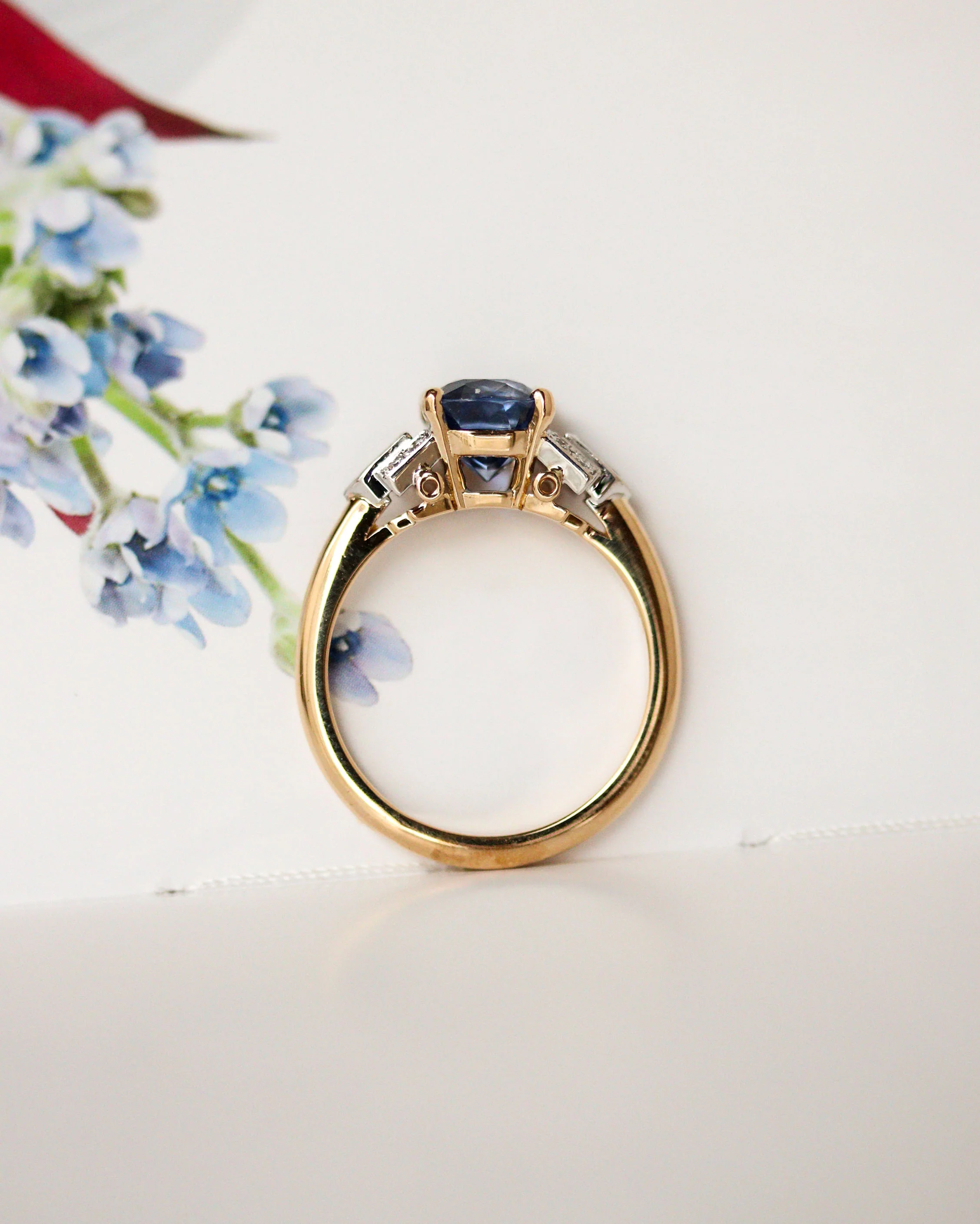 Solitaire Création Benoit Joaillier Saphir 2,44 Carats et Diamants Bullet - Image 4